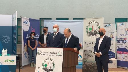  بينيت يزور الطيبة ويطلع على سير التطعيمات